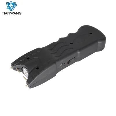 Elektrische schok met zaklamp en veiligheidsspeld